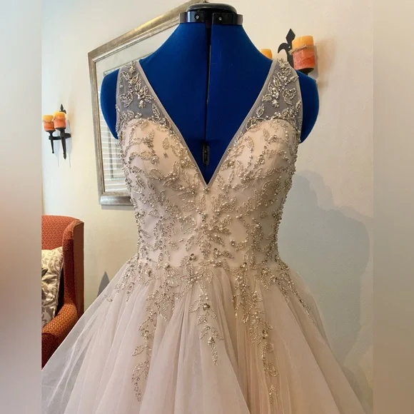 WEDDING DRESS - SOTTERO and  MIDGLEY - Size 8 - Picture 6 of 15